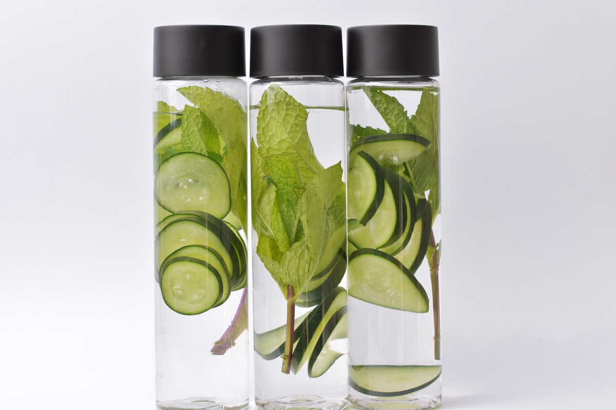 Bebidas caseras naturales en vasos de vidrio