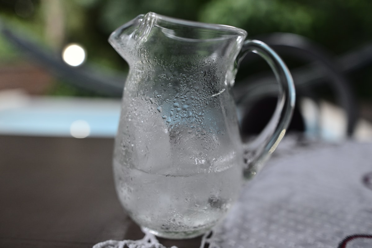 Bebida de agua con limón y jengibre fresco